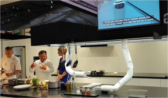 요리사와 협력하는 삼성 요리 로봇. [사진 정구민]