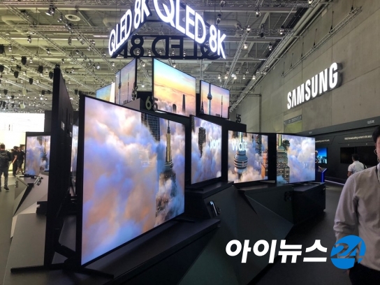 IFA 2019 삼성전자 전시관 '삼성 타운'의 8K TV 부스 모습