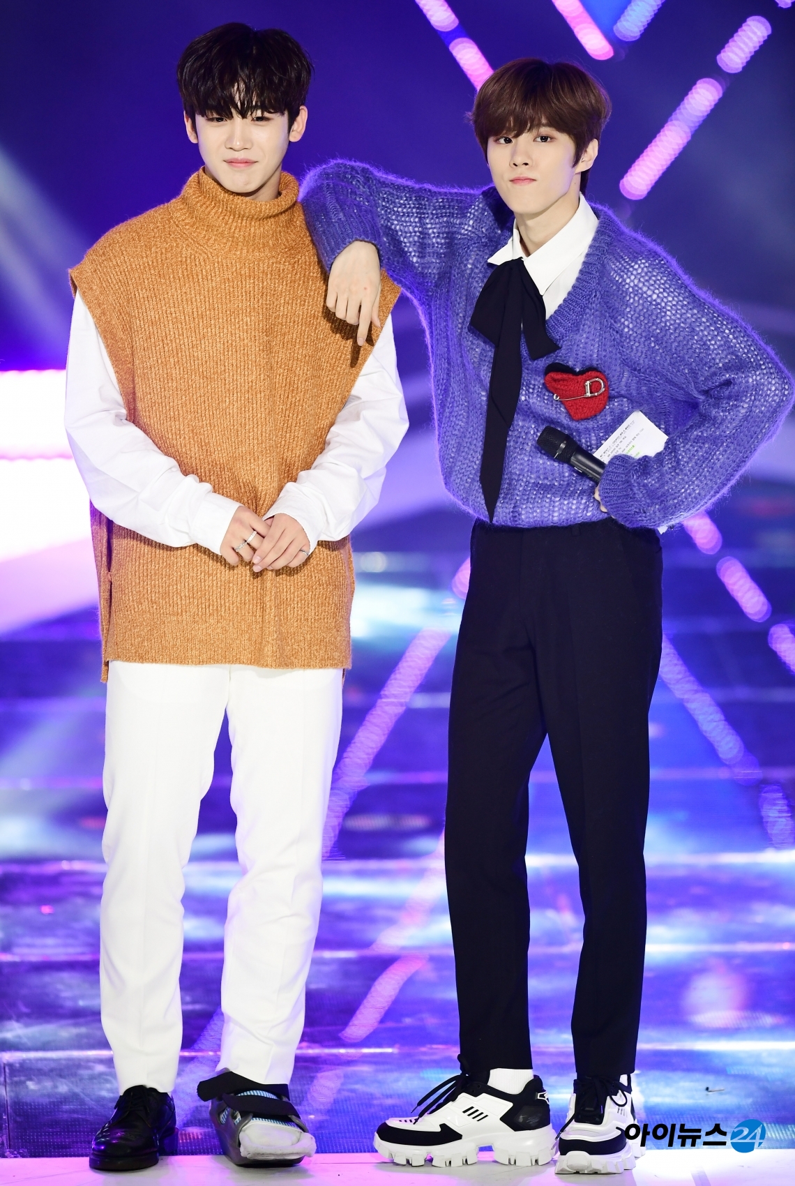 1위 후보에 오른 엑스원, 김우석은 이날 '더 쇼' 스페셜 MC로 활약했다. 