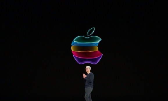 팀 쿡 애플 CEO가 아이폰 발표 행사에서 가입형 서비스 상품을 강조했다 [출처=애플]
