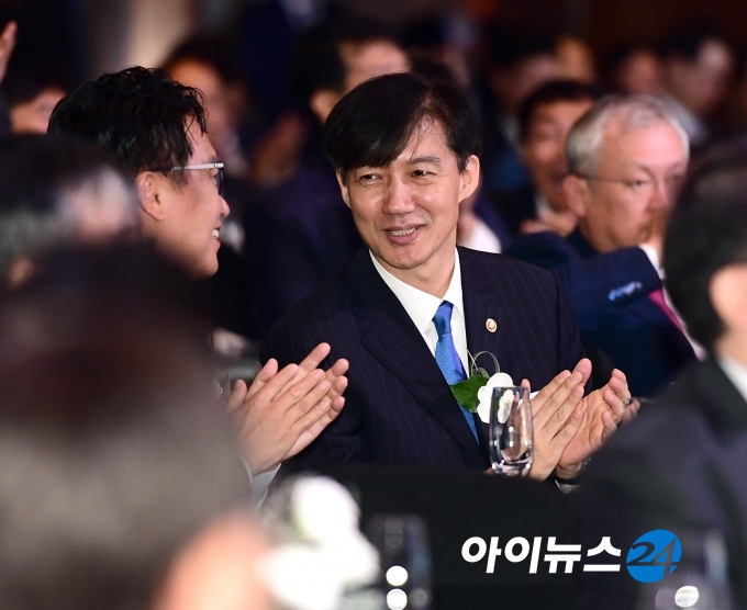 민병두 국회 정무위원장과 웃으며 이야기 나누는 조국 장관.