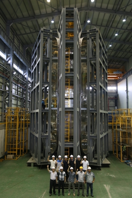 ITER 진공용기 열차폐체 가조립에 성공한 연구진들이 기념촬영을 하고 있다. [국가핵융합연구소]