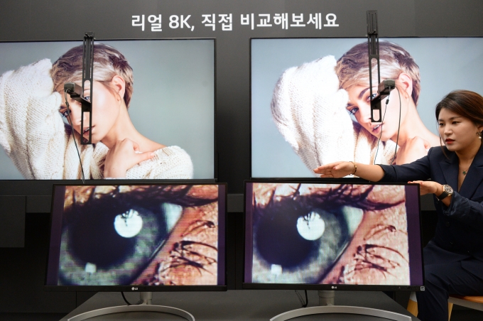 LG전자 직원이 LG전자 8K OLED TV와 삼성전자 QLED 8K TV의 화질을 비교 시연하고 있다.  [출처=LG전자]