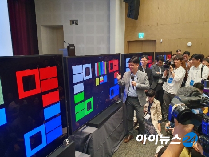 지난 17일 열린 '8K 화질설명회'에서 경쟁사 제품과 자사 8K TV를 비교해 설명하는 용석우 삼성전자 상무.