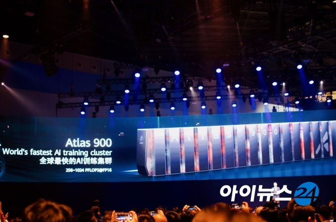 화웨이는 AI 트레이닝 클러스터 '아틀라스 900'을 깜짝 공개했다