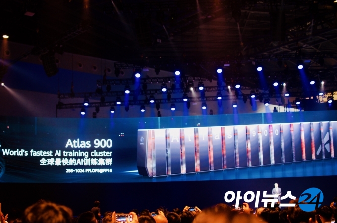 화웨이는 18일 화웨이 커넥트 2019를 통해 AI 트레이닝 클러스터인 '아틀라스 900'을 깜짝 공개했다