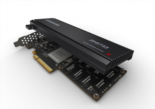 삼성전자가 19일 네버다이, 가상화, 머신러닝 등 차세대 SW 기술이 적용된 기업용 PCIe Gen4 SSD를 출시했다고 밝혔다.   [사진=삼성전자]