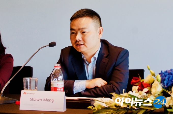 숀 멍 한국화웨이 CEO는 19일 중국 상하이에서 열린 화웨이 커넥트 2019에서 한국 기자들과 만나 질문에 답하고 있다