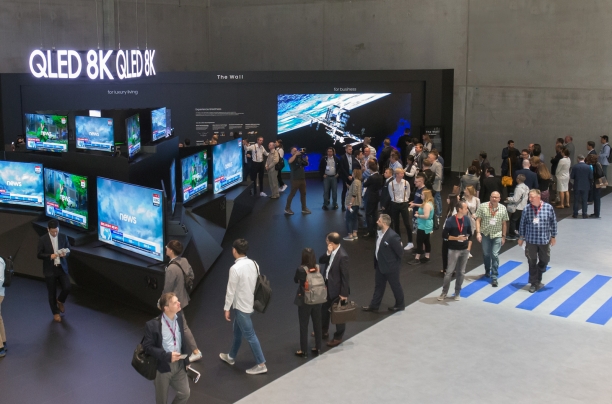 지난 9월 독일 베를린에서 열린 유럽최대 가전전시회 'IFA 2019' 에서 관람객들이 삼성전자의 QLED 8K TV를 살펴보고 있다.