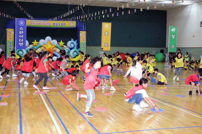 21일 '원앤원(One & One) 명랑운동회'에 참여한 아이들이 즐겁게 뛰어놀고 있다. [사진=포스코건설]
