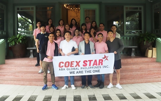 오는 10월 7일 COEXSTAR의 공식 오픈을 앞두고 진행된 '아바글로벌 필리핀' 전 직원 워크숍에서 한국과 필리핀 직원들이 단합을 다짐하고 있다. [사진=아바글로벌 필리핀 ]