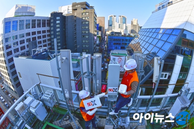 이동통신사 직원이 서울 중구 명동의 한 호텔 옥상에 이동통신 기지국을 설치하고 있다. [사진=이영훈 기자]