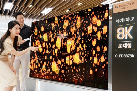 LG디스플레이의 대형 OLED 패널을 채택한 LG전자 8K TV [사진=LG전자]