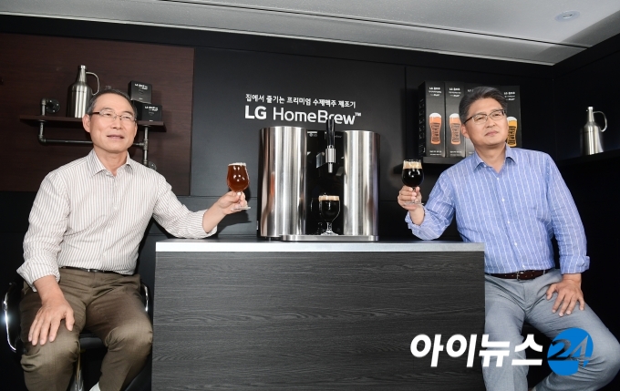 송대현 LG전자 H&A사업본부장(왼쪽)이 LG 홈브루 앞에서 포즈를 취하고 있다. [사진=정소희 기자]