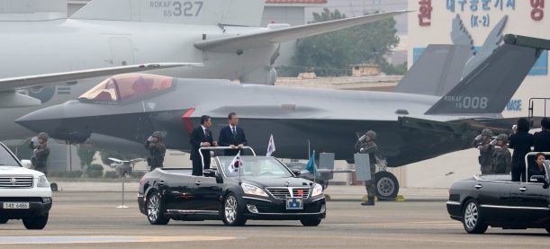 문재인 대통령이 1일 대구 공군기지에서 열린 제71주년 국군의 날 기념식에 육·해·공군 전력 사열을 하고 있다. 뒤로 공군의 최신예 스텔스 전투기 F-35A가 보이고 있다.  [뉴시스]