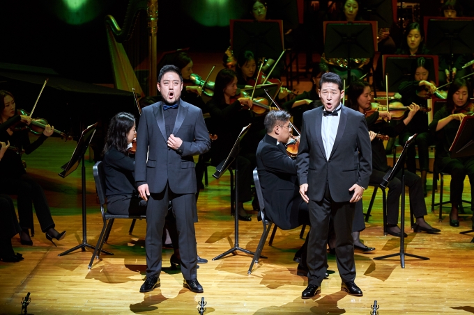 테너 신상근과 바리톤 양준모가 ‘제11회 세일 한국가곡의 밤’ 콘서트에서 듀엣으로 노래를 부르고 있다.