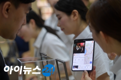 지난 8일 서울 코엑스 한국전자전에서 삼성전자 전시관 방문객들이 갤럭시 폴드를 체험 중이다. 