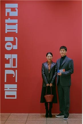 배우 김무열·윤승아 부부가 25일부터 예술의 전당에서 열리는 '매그넘 인 파리' 전시회의 홍보대사 활동을 시작했다. 
