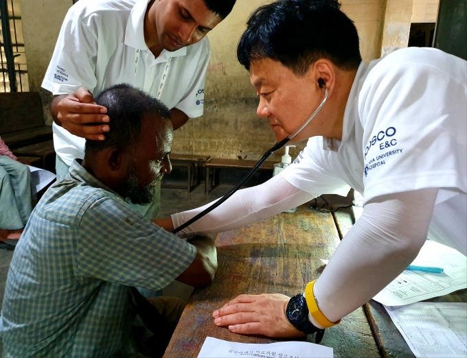 포스코건설이 지난 8일부터 사흘간 방글라데시 마타바리에 있는 푸란 바자(Puran Bazar)초등학교에서 인하대병원 의료진과 함께 의료 봉사활동을 펼치고 있다. [사진=포스코건설]