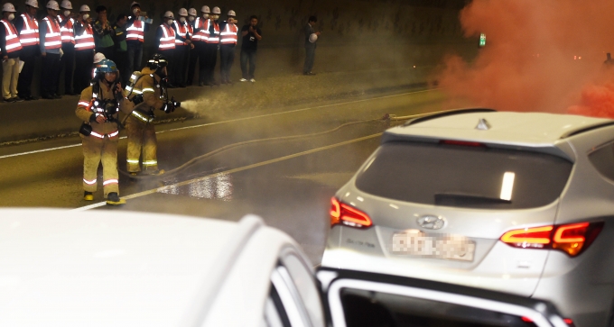 지난해 5월 2018 재난대응 안전한국훈련이 실시된 경기 용인 영동고속도로 인천방향 마성터널에서 차량 다중추돌 사고를 가상해 소방대원들이 화재를 진압하고 있다. [사진=뉴시스]