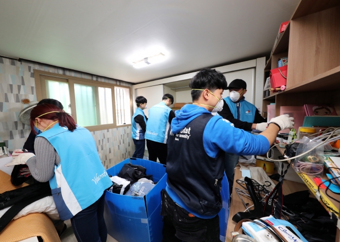 지난 15일 희망의 집 고치기 봉사활동에 나선 대우건설 직원들이 노후된 주택 내부를 정리하고 있다. [사진=대우건설]
