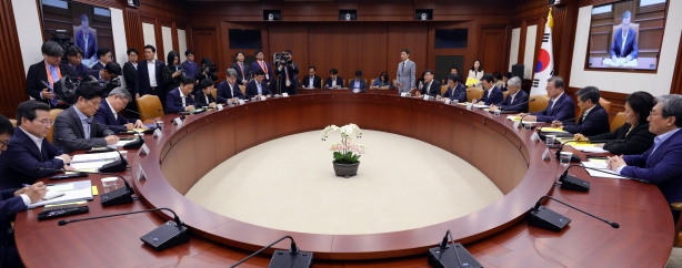문재인 대통령이 17일 서울에서 열린 경제장관회의에 참석, 모두발언을 하고 있다. [뉴시스]