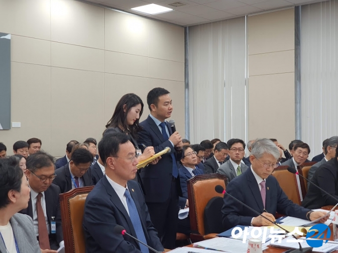 18일 국회에서 열린 과학기술정보통신부 종합감사에서 멍 샤오윈 화웨이 한국지사장(오른쪽)이 국회의원들의 질문에 답하고 있다.
