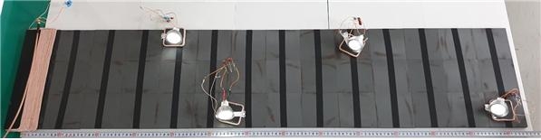 대 면적(30×130㎠) 페라이트 판을 이용한 자율 배치 무선 전력 전송 기술 실험 사진 [UNIST]