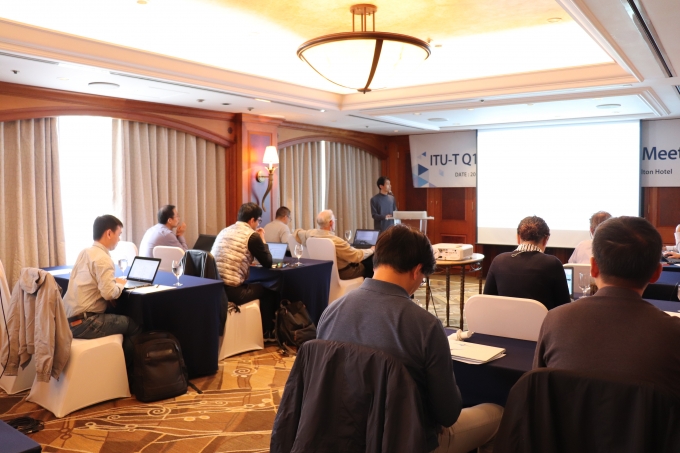  ETRI 연구진이 21일 서울 밀레니엄 힐튼 호텔에서 ITU-T SG15 Q12 & Q14 서울 라포처 회의를 갖고 양자암호 전송시스템 표준 마련을 위한 국제표준화 회의를 진행하고 있는 모습 [사진=ETRI]