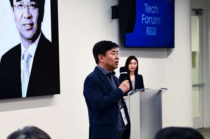 삼성전자는 현지시간 25일 미국 실리콘밸리에서 '삼성 테크 포럼 2019'를 개최했다. IT 개발자, 디자이너 등 100여명 등이 참석한 가운데 진행된 '삼성 테크 포럼 2019'에서 삼성전자 김현석 사장이 환영사를 하고 있다. [출처=삼성전자]