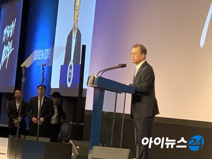 문재인 대통령이 28일 서울 삼성동 코엑스에서 열린 데뷰 2019 행사에 참석해 인사말을 건내고 있다