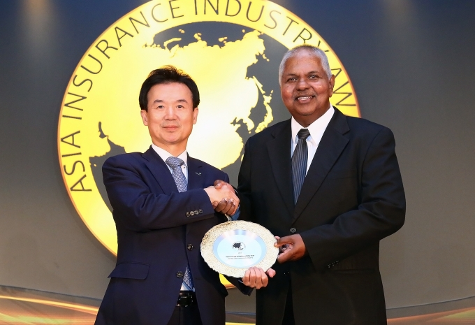교보생명은 지난 29일 저녁(현지 시간) 싱가포르 마리나베이샌즈호텔서 열린 ‘2019 아시아보험산업대상(Asia Insurance Industry Award 2019)’ 시상식에서 ‘올해의 디지털기술상(Technology Initiative of the Year)’을 수상했다. 시상식에서 윤열현 교보생명 사장(왼쪽)이 기념촬영을 하고 있다. [사진=교보생명]