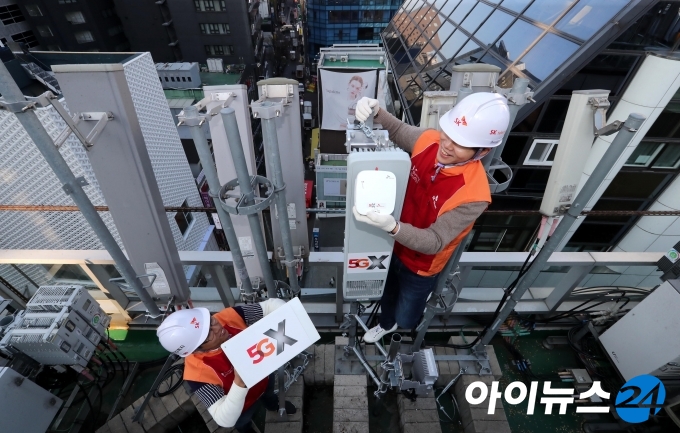 서울 중구 명동의 한 호텔 옥상에 설치된 이동통신 기지국. [사진=이영훈 기자]
