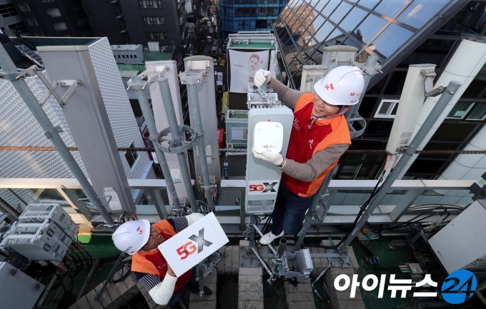 서울 중구의 한 호텔건물 옥상에서 SK텔레콤 직원들이 이동통신 기지국을 설치하고 있다. [사진=이영훈 기자]