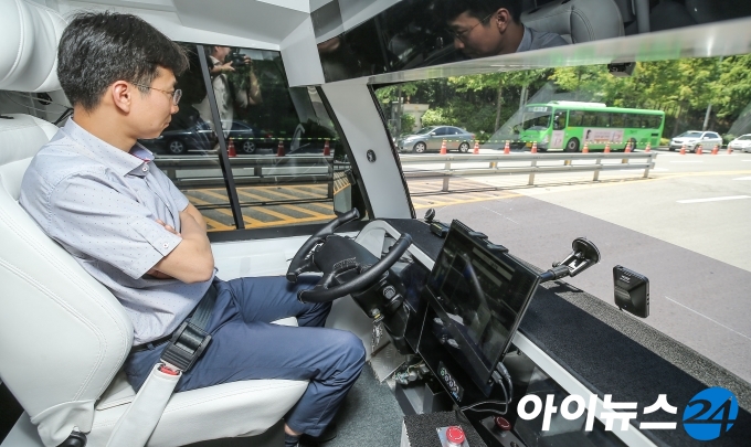 지난 6월 22일 서울 마포구 상암동 일대에서 열린 '상암 자율주행 페스티벌'에서 한 버스가 운전자의 조작 없이 스스로 움직이고 있다. [사진=이영훈 기자]