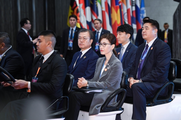 문재인 대통령이 4일 태국 방콕의 임팩트 포럼에서 열린 제21차 아세안+3 정상회의에 참석하기 위해 카트를 타고 회의장으로 이동하고 있다.  [뉴시스]