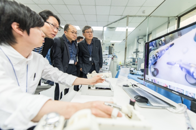 KAIST의 교원 창업기업 이지엔도서지컬 연구원이 원격 유연내시경 수술로봇 케이플렉스(K-FLEX)를 시연하고 있다.[KAIST 제공]