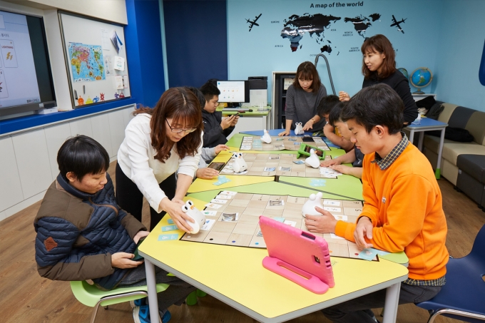 수원 소재 자혜학교에서 학생들이 코딩스쿨 수업을 받고 있는 모습 [사진=SKT]