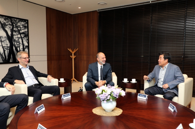 대우건설 김형 사장(오른쪽)과 사이펨 Onshore E&C COO 마우리지오 코라텔라가 대화를 나누고 있다. [사진=대우건설]