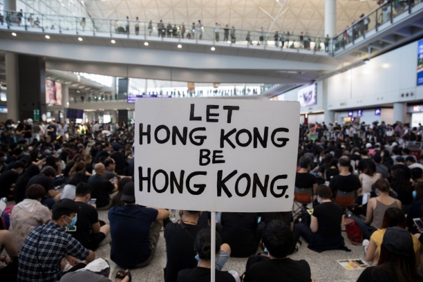 송환법 반대로 촉발된 홍콩 시민들의 가두 투쟁은 반 년을 넘기면서 홍콩의 자유를 외치는 시위의 성격을 띠어가고 있다. [SCMP]