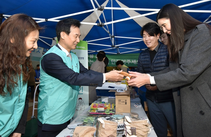 지난 15일 오후 광화문 교보생명 본사에서 열린 ‘함께하는 나눔 캠페인’ 자선 바자회에서 윤열현 교보생명 사장이 자사 임직원들이 기부한 물품을 판매하고 있다. 이날 모인 수익금은 밀알복지재단을 통해 장애인 일자리 창출을 위해 사용될 예정이다. [사진=교보생명]