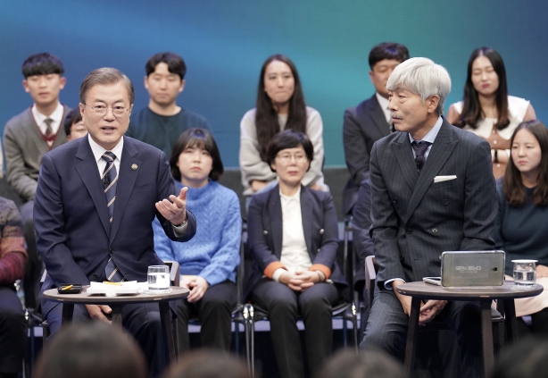 문재인 대통령이 19일 오후 서울 MBC 미디어센터에서 열린 '국민이 묻는다, 2019 국민과의 대화'에 참석해 국민 패널들의 질문에 답하고 있다.  [뉴시스]