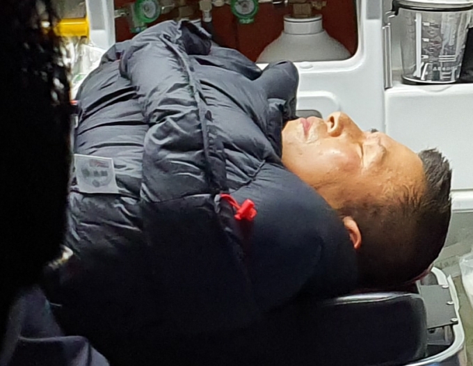 황교안 자유한국당 대표가 단식 8일째인 지난 27일 밤 의식을 잃고 병원으로 후송됐다. [뉴시스]