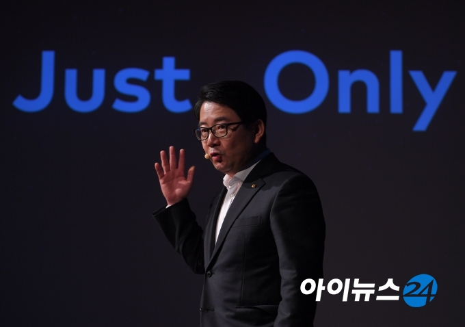 김훈배 KT 뉴미디어사업단장이 28일 신규 OTT 서비스 '시즌'을 발표했다 [사진=조성우 기자]