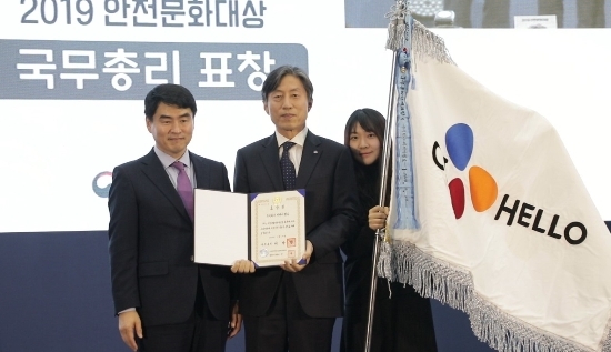 지난 28일 열린 2019 행정안전대상에서 Cj헬로가 지역 밀착형 재난방송으로 최우수상을 수상했다. 왼쪽부터 조상명 행정안전부 생활안전정책관, 윤용 CJ헬로 사업협력실장, 이은애 CJ헬로 CSV경영팀 대리. [출처=CJ헬로]