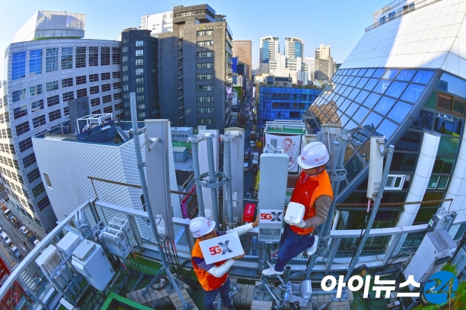 서울 중구 명동의 한 호텔 옥상에 설치된 이동통신 기지국. 