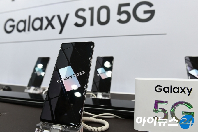 세계 최초 5G 스마트폰인 삼성전자 '갤럭시S10 5G'. [사진=이영훈 기자]