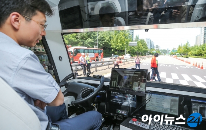 지난 5월 서울 마포구 상암동 일대 도로를 주행하고 있는 자율주행버스. [사진=이영훈 기자]