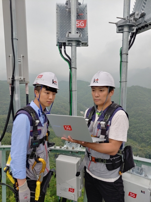 KT 직원들이 산악지대에 5G 기지국을 설치하고 품질을 확인하고 있다. [출처=KT]