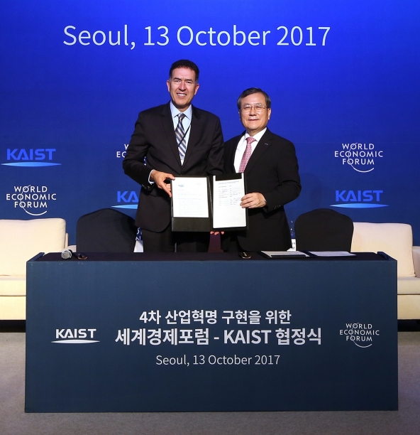 2017년 10월에 열린 WEF-KAIST 협정식. 무라트 손메즈 센터장(좌측)과 신성철 총장.[KAIST]